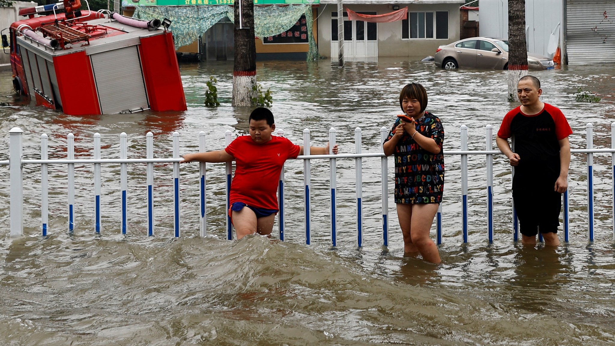 史上最大暴雨引发山洪，涿州遭受严重淹水，疑似泄洪保京引发争议