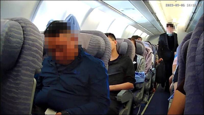 陆籍「秃子」飞机上窃窃不休，台湾警方成功逮捕