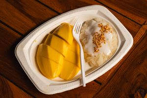 曼谷百年甜品：正宗芒果糯米饭的传奇与抗争