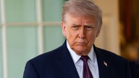 美军放炮截获伊朗巨舰