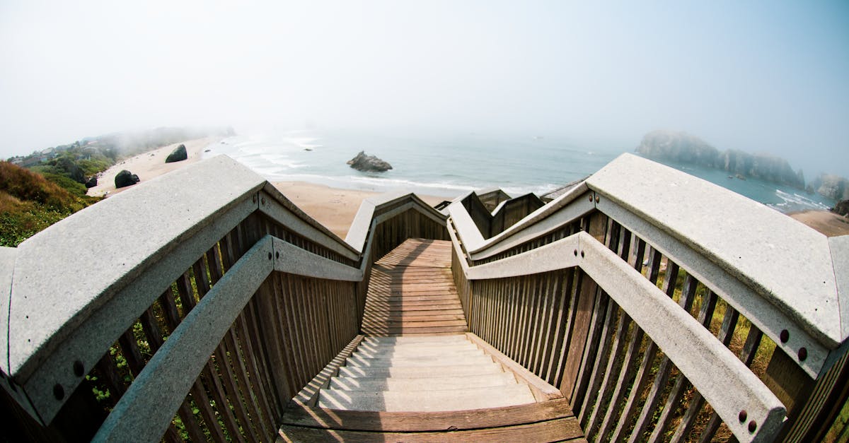 瓦尔帕莱索的斑驳楼梯与海