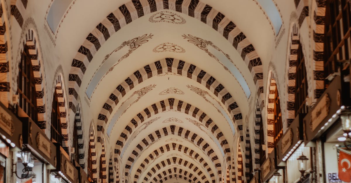 圆顶下的青砖与茶烟与回音