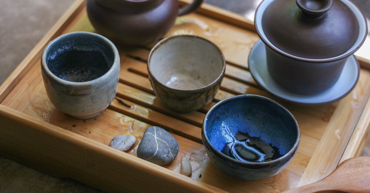 马蹄声里的石板光影与三道茶