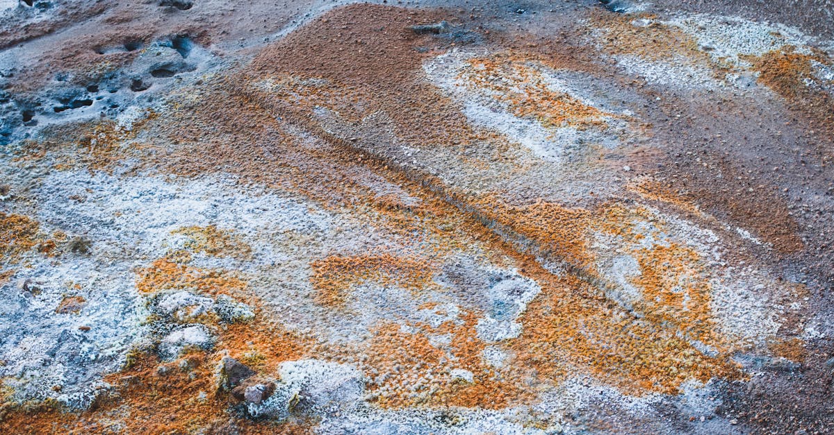 硫烟下的老门与金色光影之夜