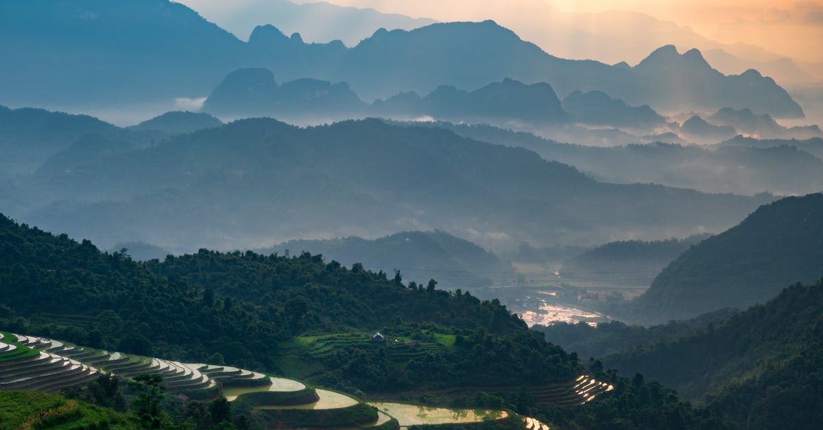 梯田上，光与云争着说话的早晨
