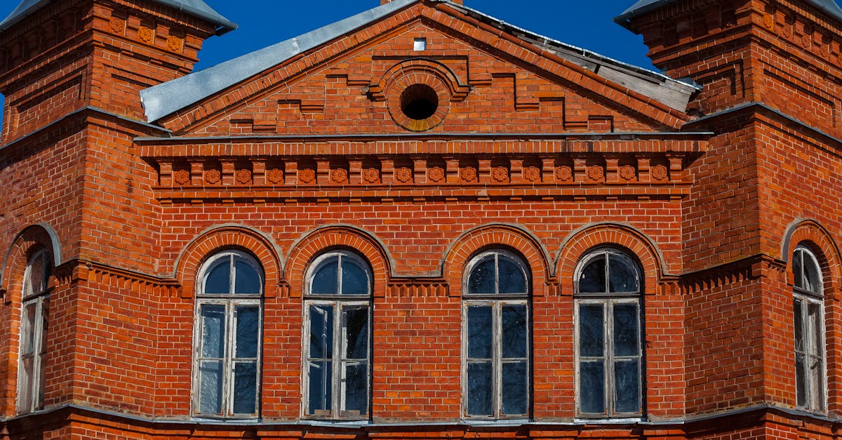 广场的裂缝：新城与旧梦之间