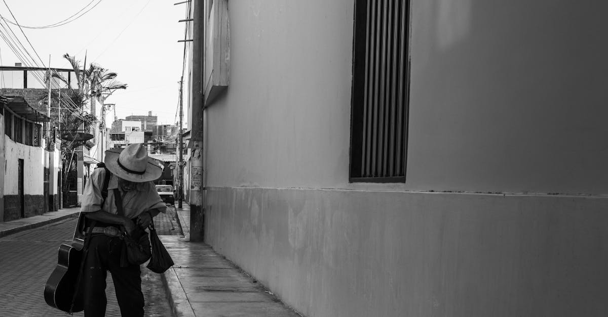 拉隆达巷里，夜色与琴声相遇