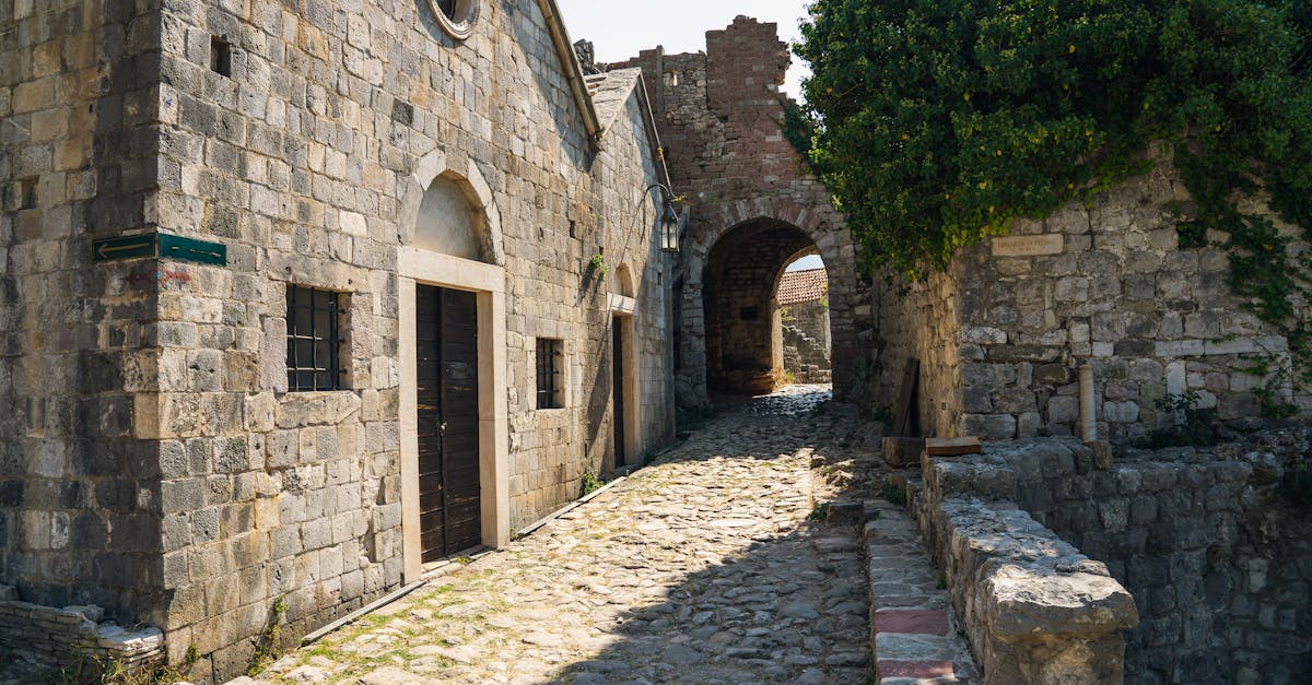 吉洛卡斯特尔的石屋与风巷