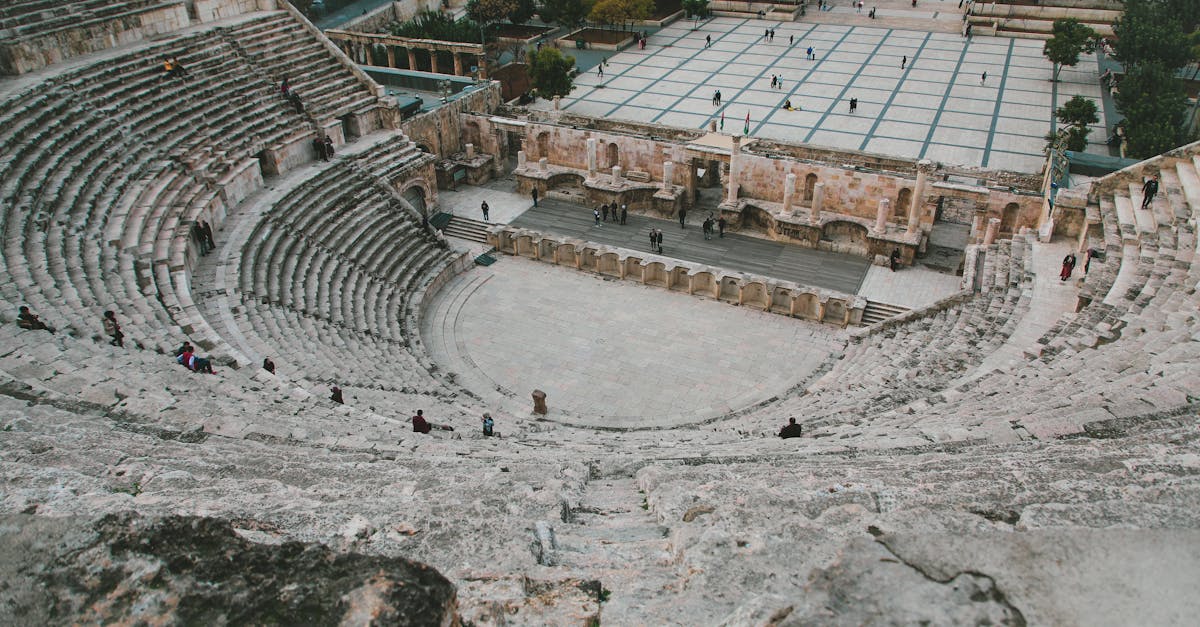 石影下的低语与甜点的早晨