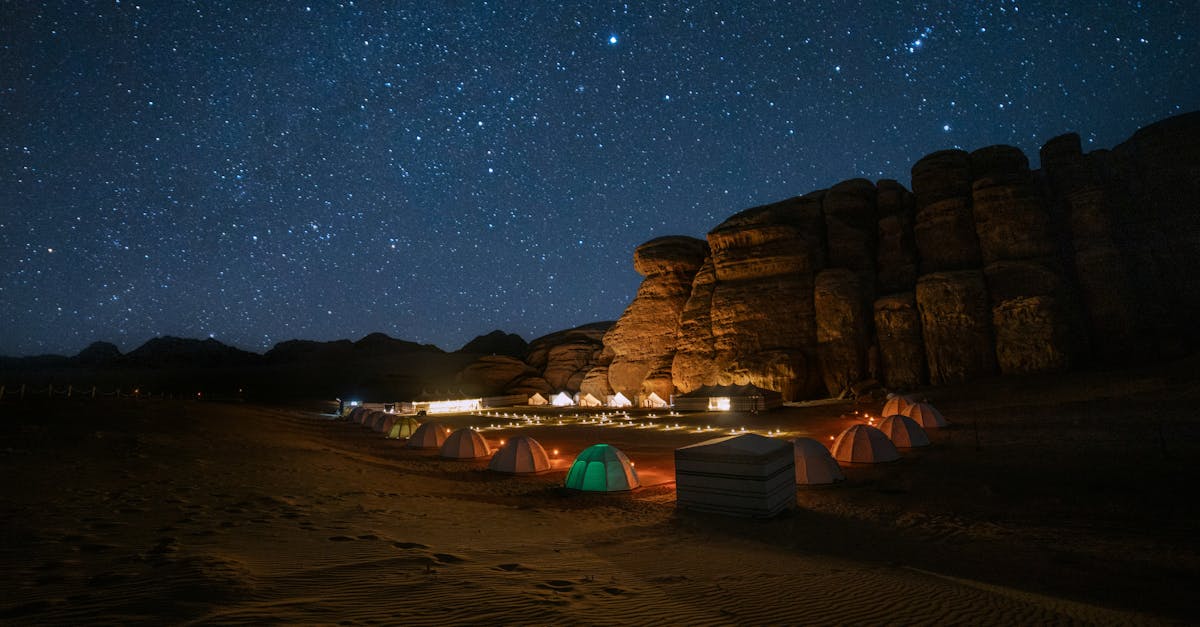 沙海下的暗空盛宴与夜旅新潮