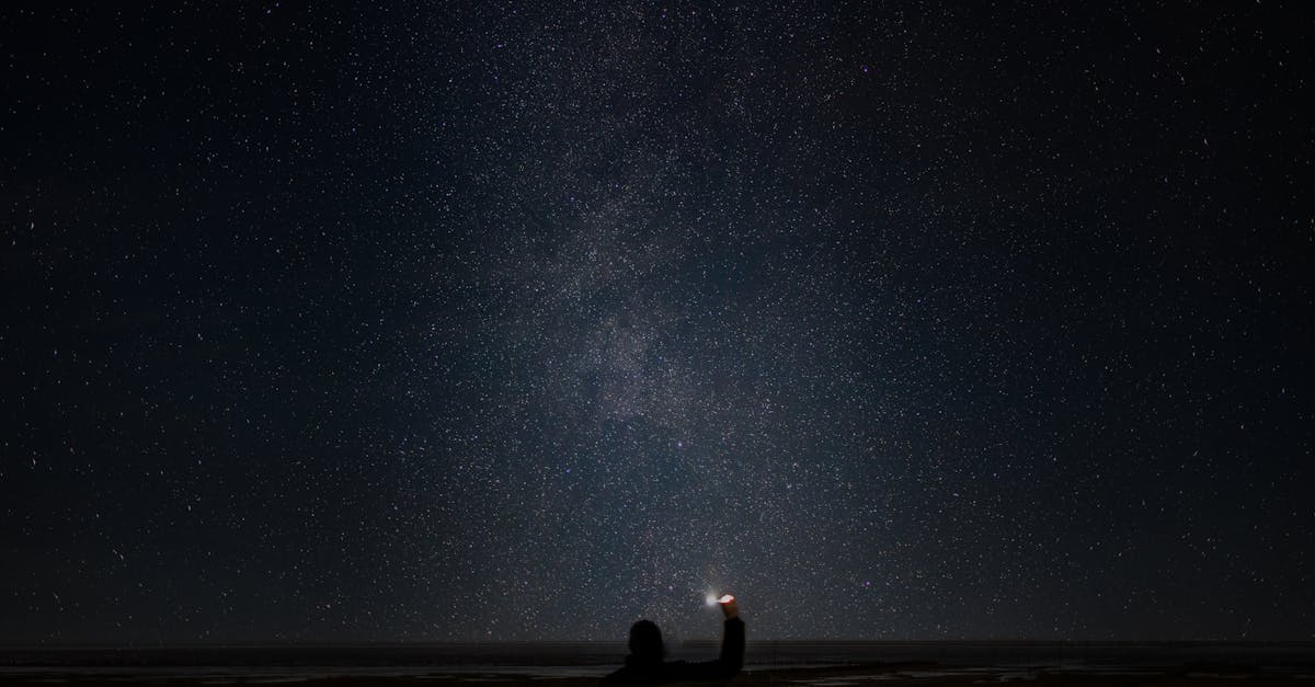 无月荒原上的银河与篝火低语