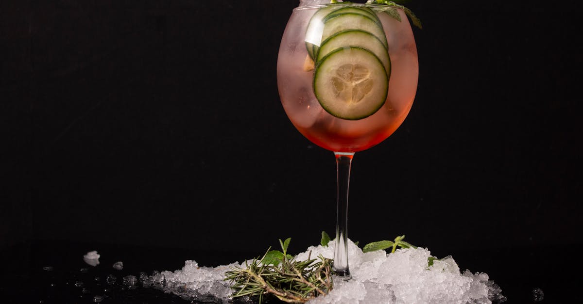 午夜市场的低声觉醒与冥想