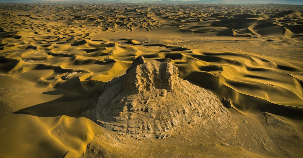 冷湖的刀光与荒石之间的寂静