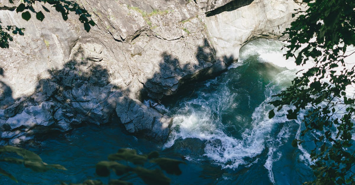 峡谷里，我听见时间被刀割开