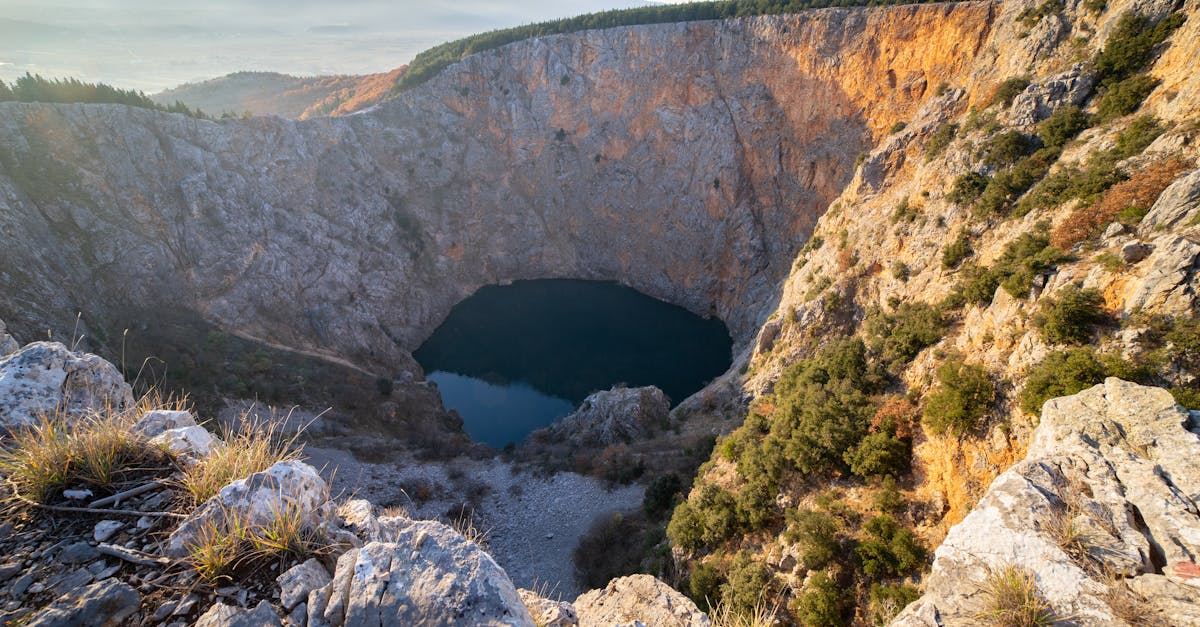 行走在乐业深陷的喉咙里，听见地心回声