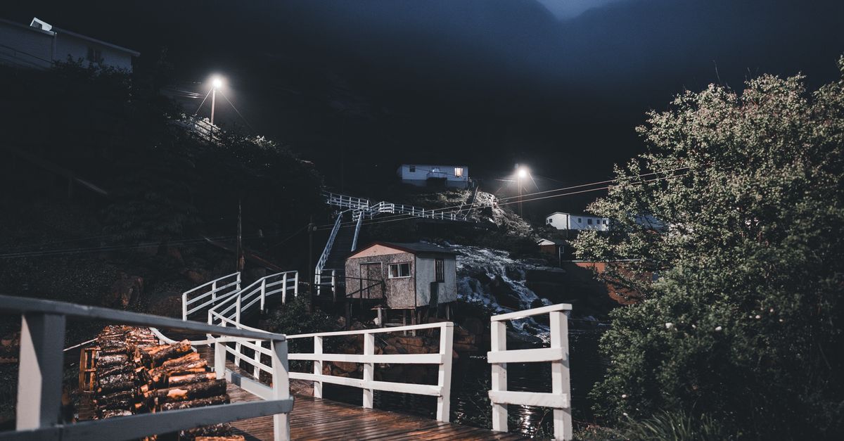 雾把海岸线擦成沉默：台东海端的夜航光
