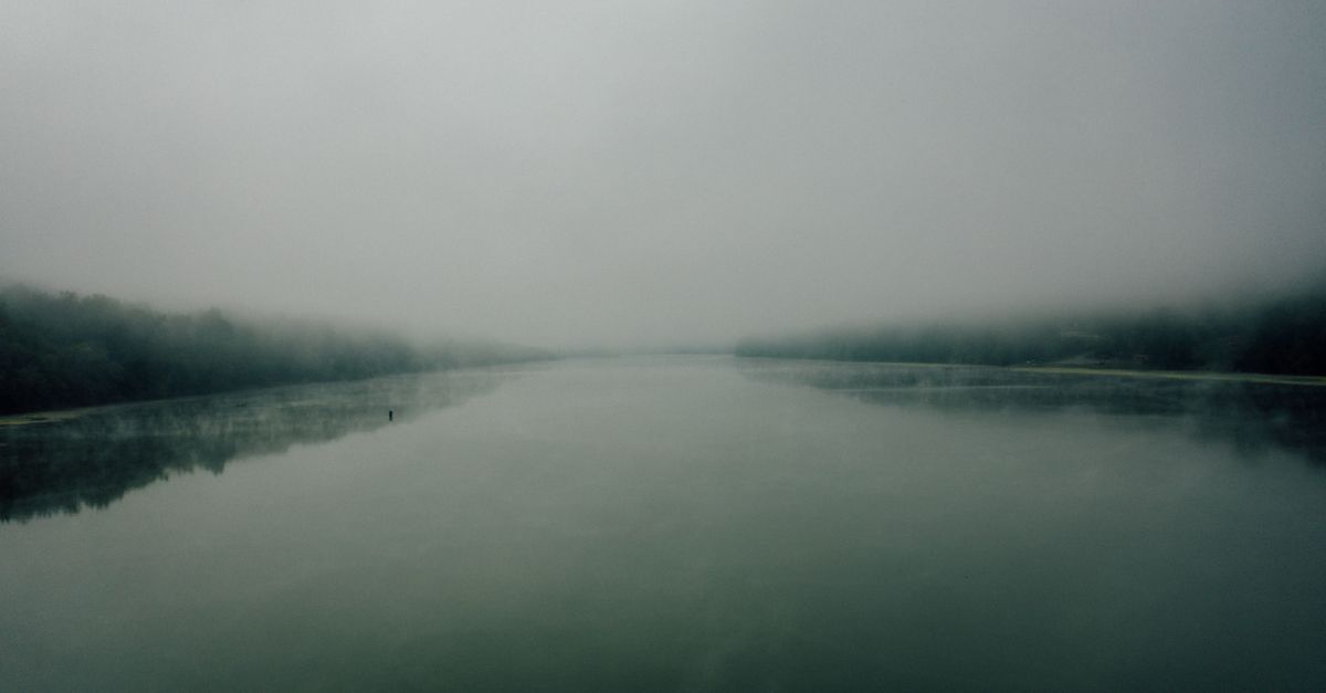 雨敲老街：我在县城的河口听见盐