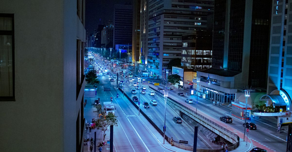 夜班列车把天色洗成深蓝，城市才肯醒