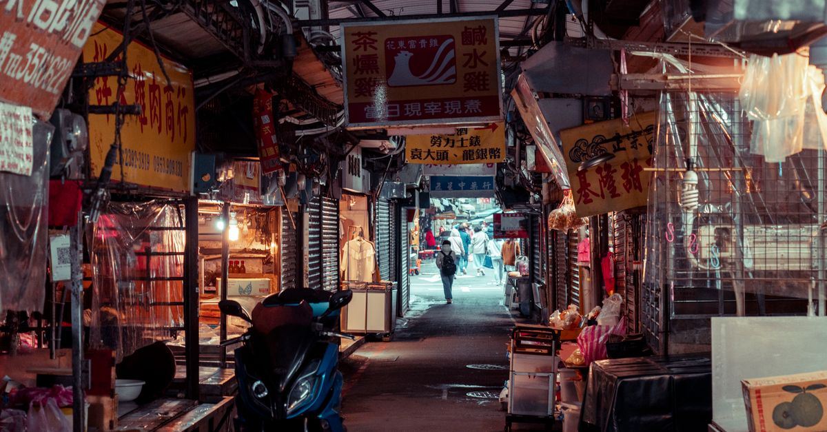 午夜地铁把海风带进城市，夜经济悄然改写节奏