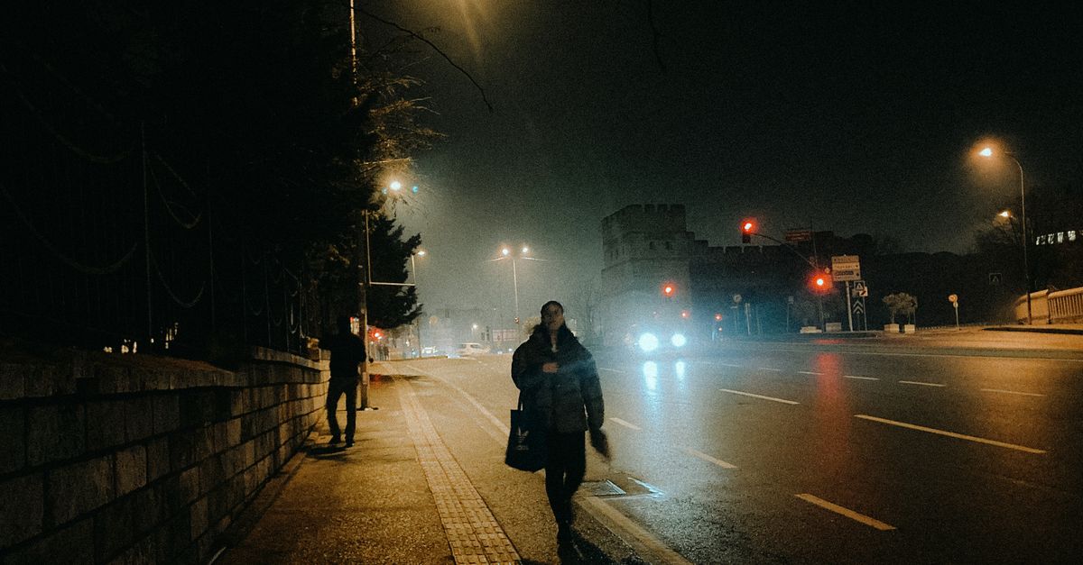 盐霧贴着屋脊走进夜市，热汤把人留住