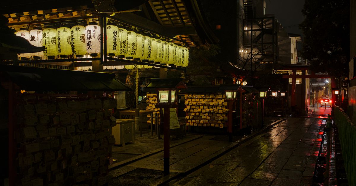 雨把街灯拧成潮湿的金，车轮声从巷子里转出来