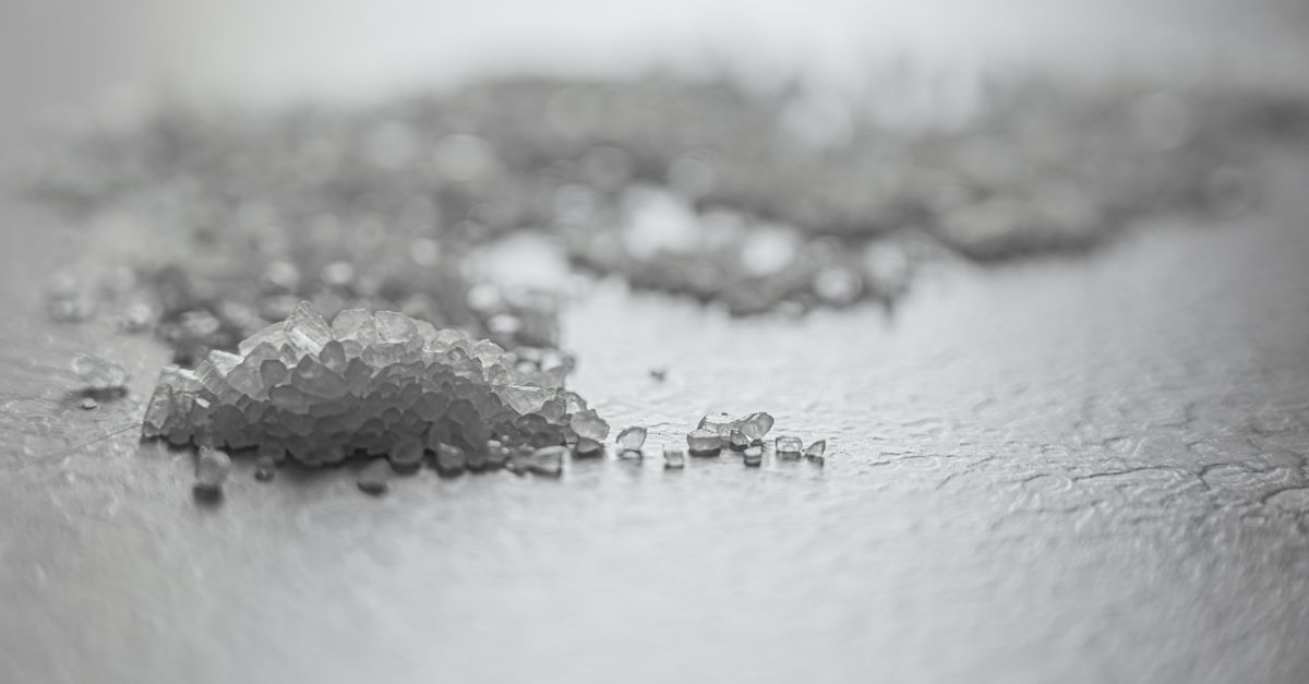 雨后盐湖白得刺眼，人却低声走路