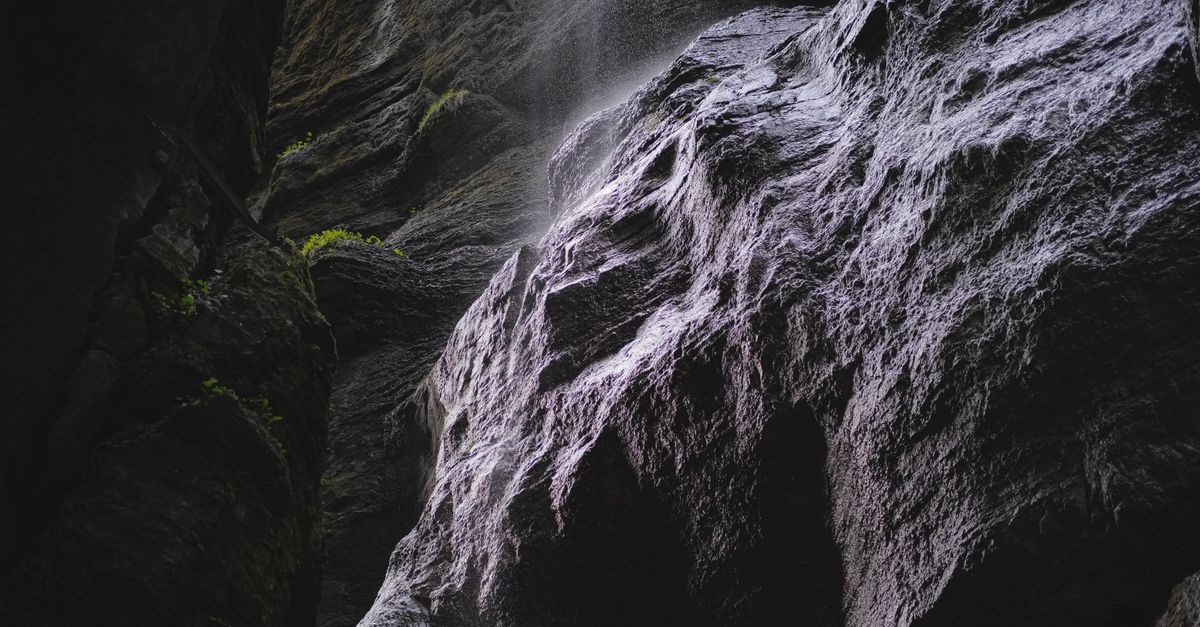 雨落峡底，县城把光折成一层薄银