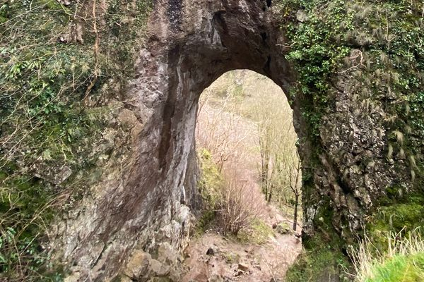 英格兰“狐狸洞”：千年遗迹与熊牙之谜