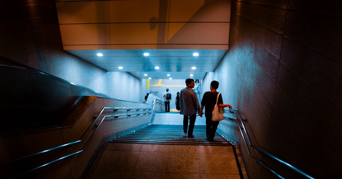 夜班地铁把柏林叫醒，也把旅人变轻