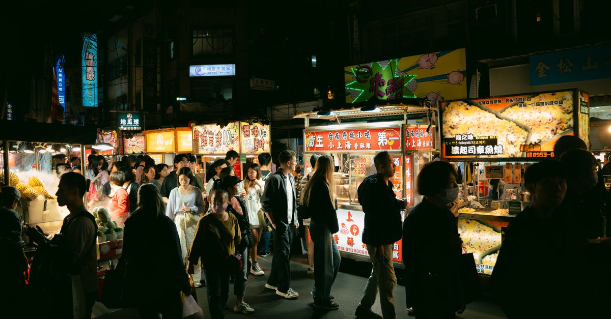 清晨的夜市消失在白雾里，才懂“回声旅行”