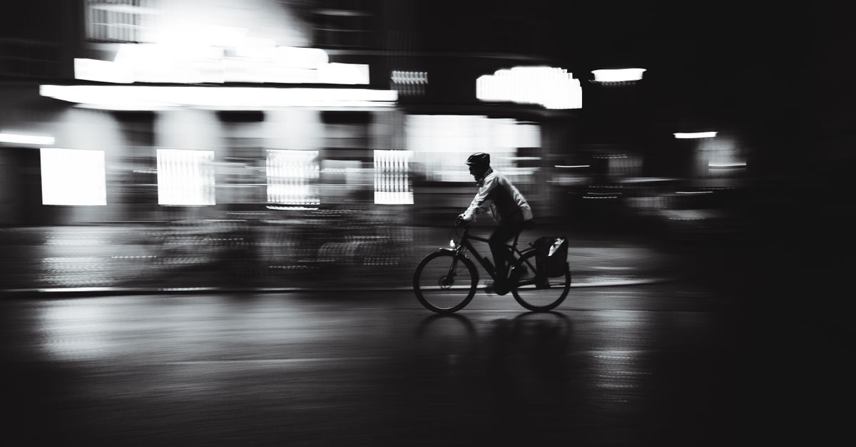 在拉林海雾里，夜骑者把城市听成潮汐