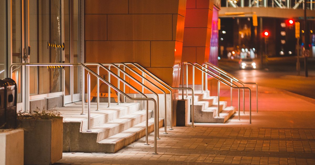 夜色把柏林的街头变成走路的剧场