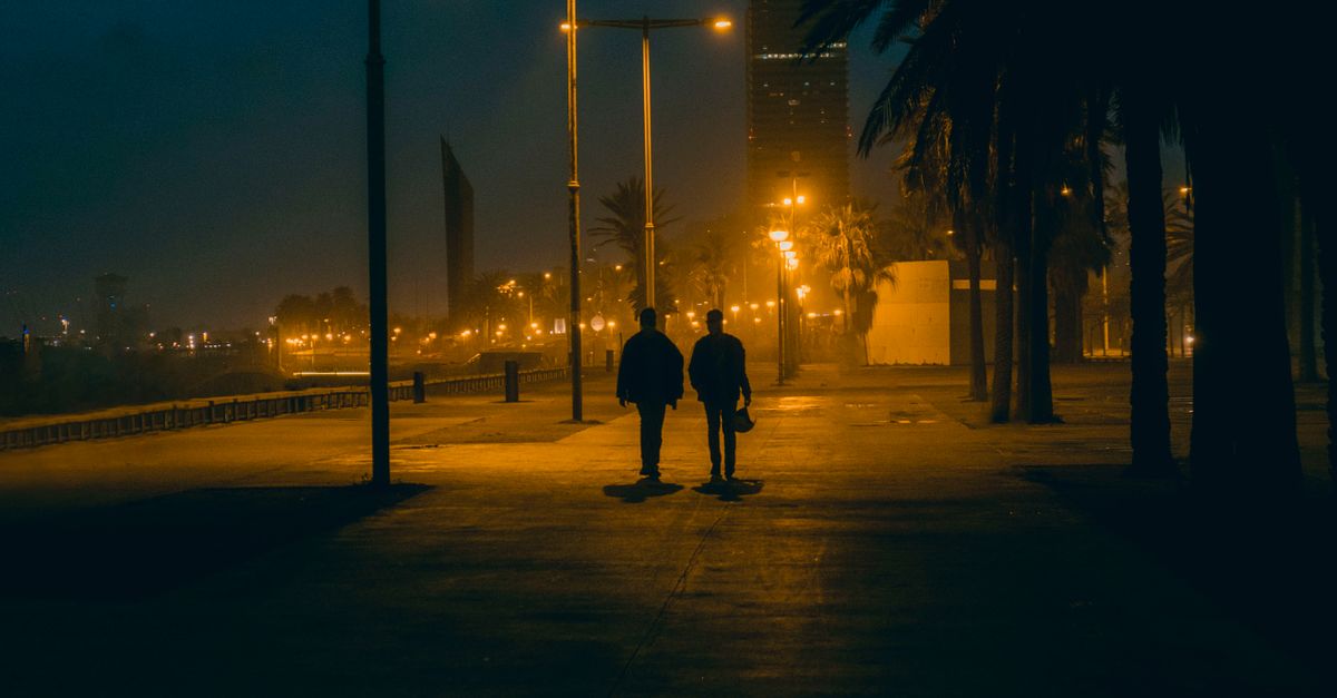 柏林夜色里，耳机把城市切成另一场“现声”