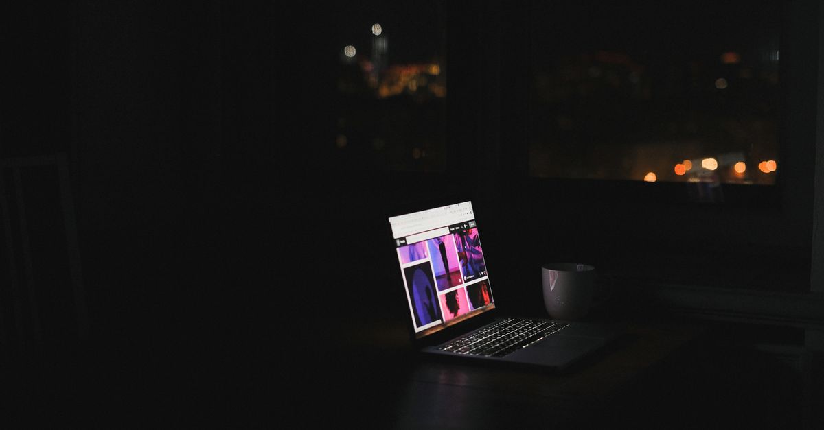 凌晨的海风把租来的房间吹成夜场