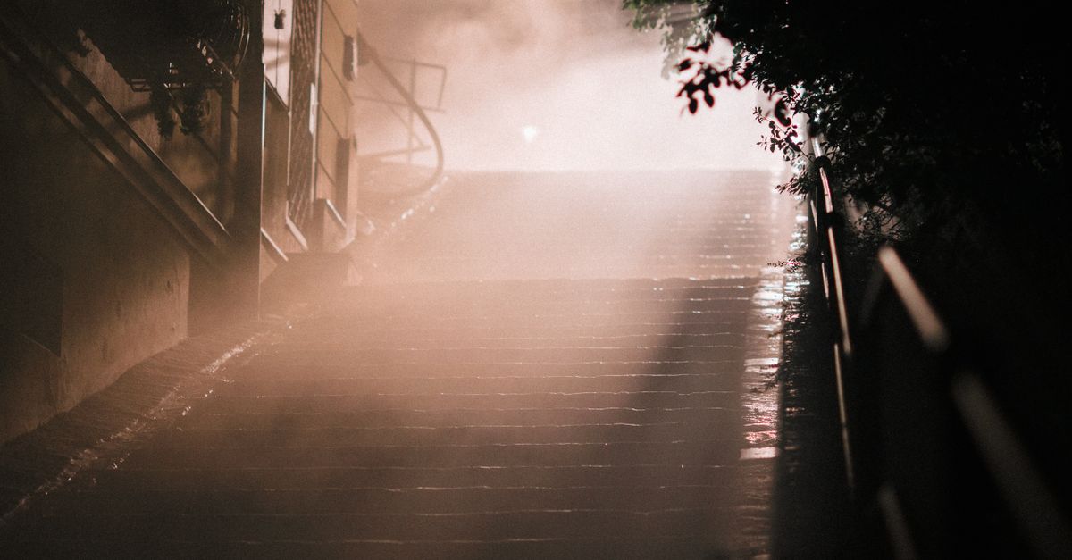 雨后巷口的回声，藏着一座城的呼吸