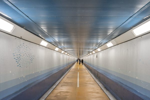 日本罕见海底人行隧道：走着就跨海