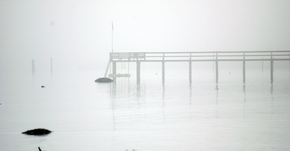 雨线落在海湾的旧栈道上