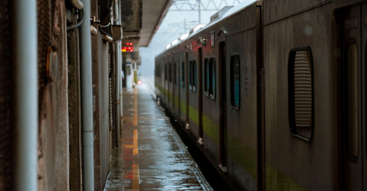 雨后地铁口的风，像把城市轻轻拧开