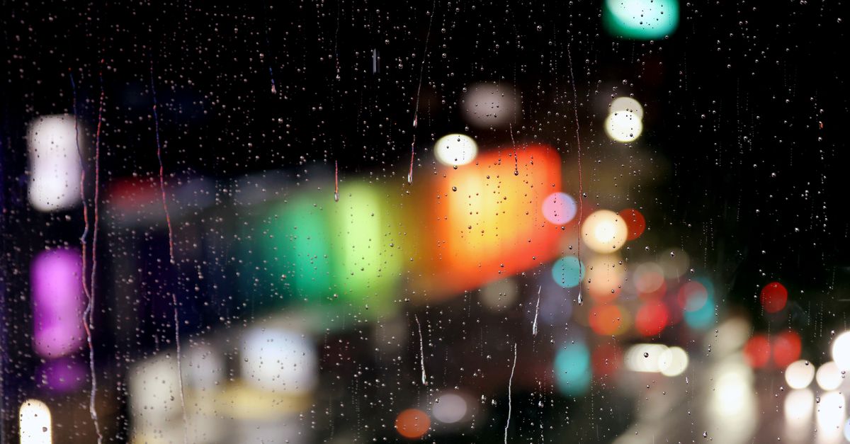 在雨夜的“共享冥想”里，城市才肯停下来