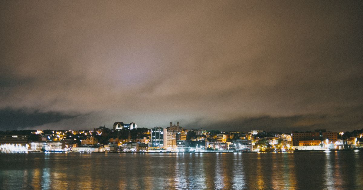 清晨的码头不卖风景，只卖“夜航后的呼吸”